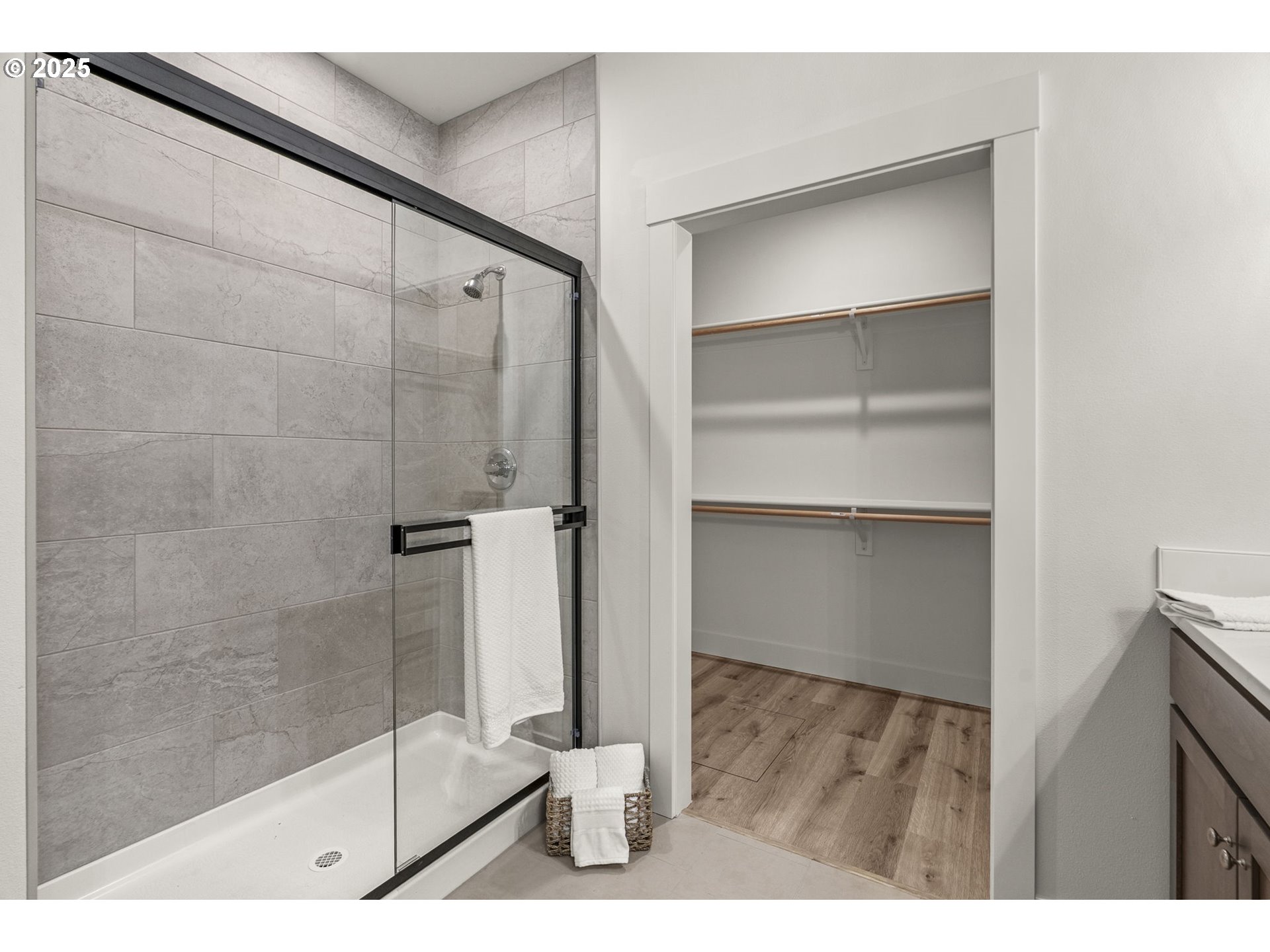 960 Paine Road Castle Rock, WA 98611 - Photo 26 of 32 a bathroom with a shower