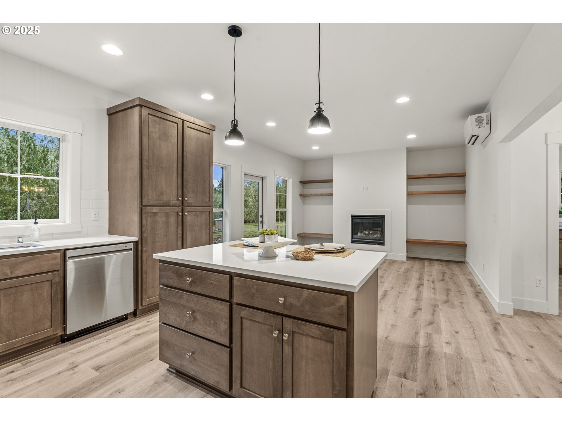 960 Paine Road Castle Rock, WA 98611 - Photo 30 of 32 a kitchen with kitchen island a sink stainless steel appliances and cabinets