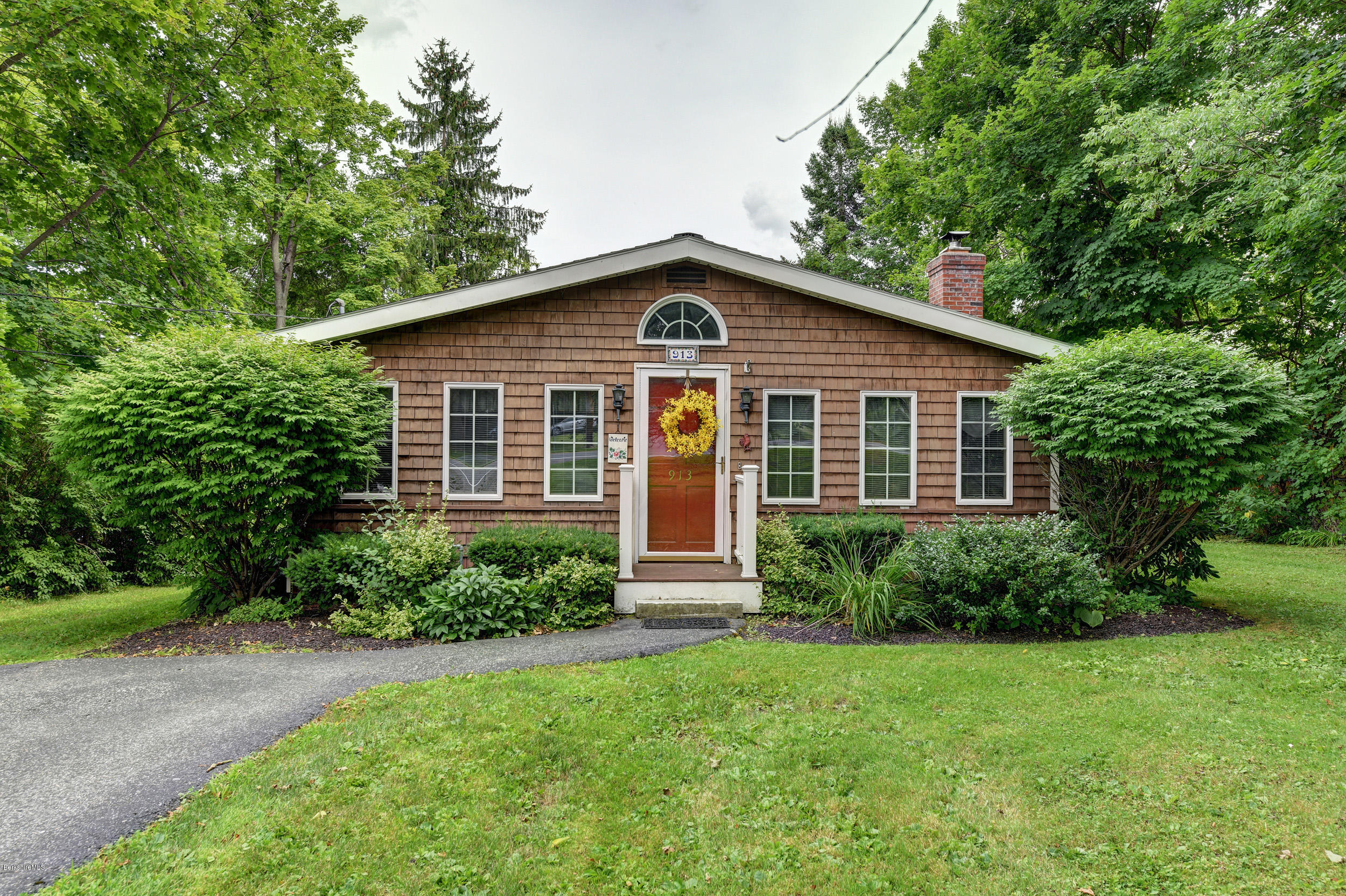 913 HOLMES 1-Exterior Front