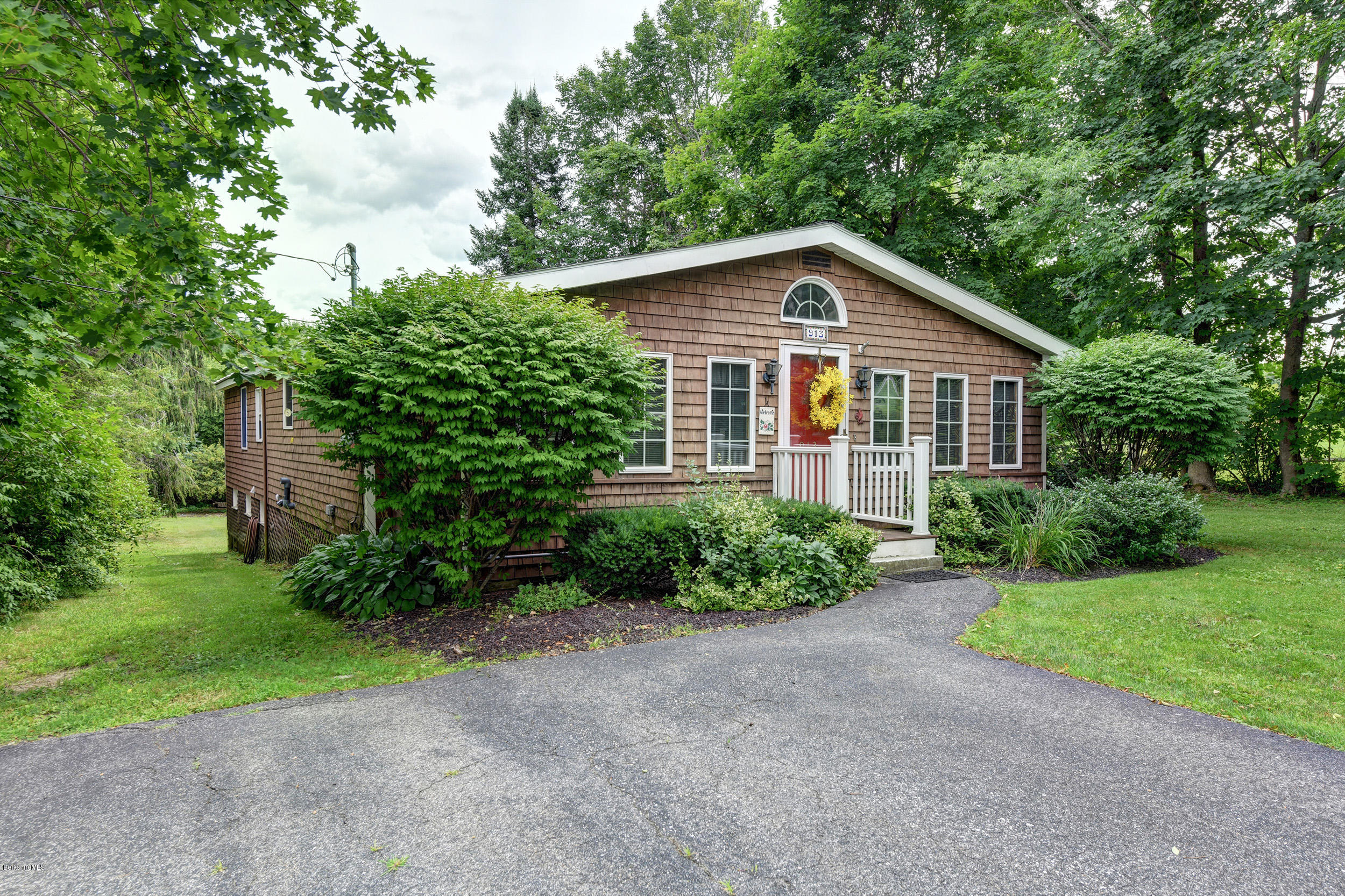 913 HOLMES 2-Exterior Front