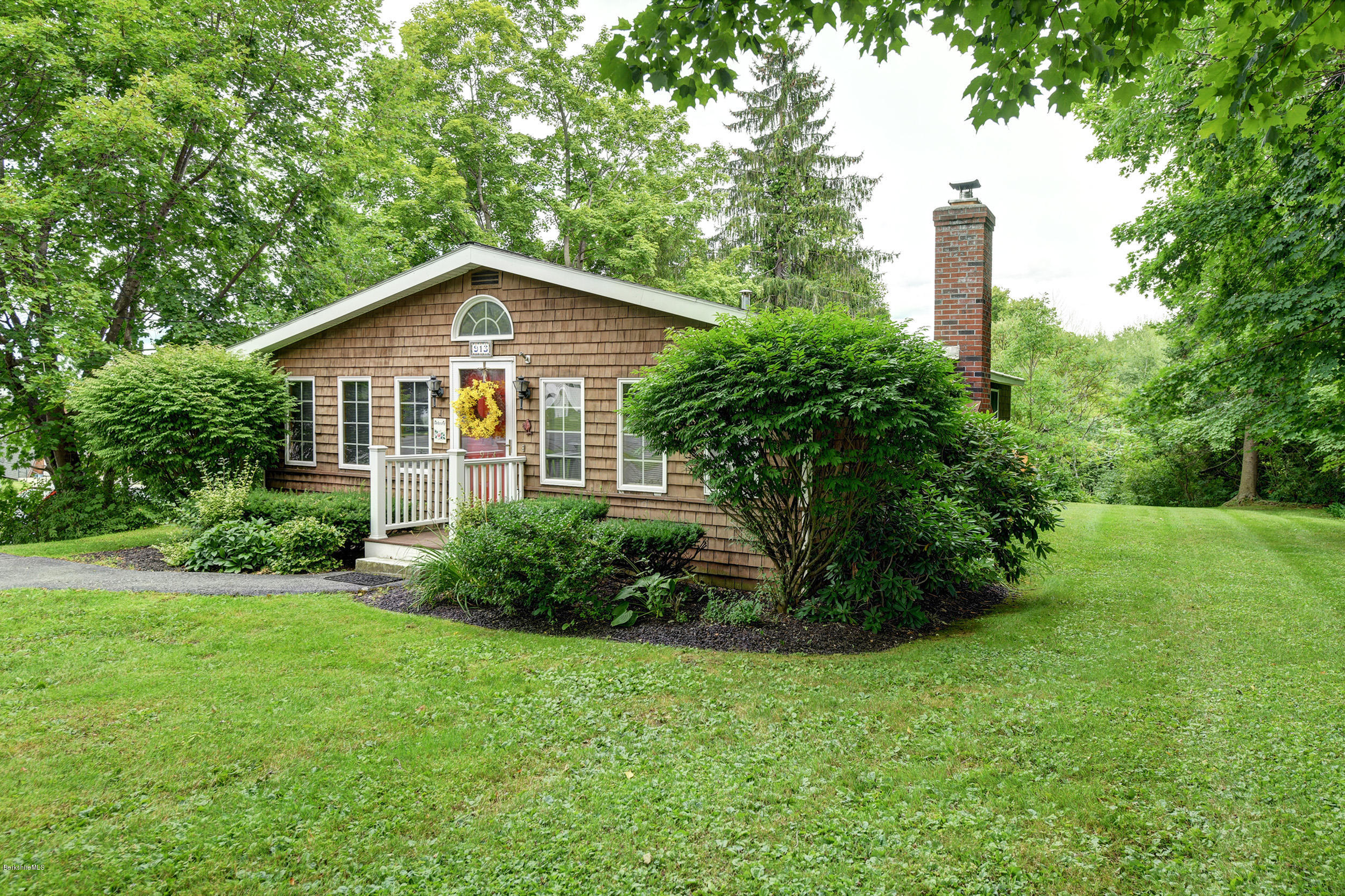 913 HOLMES 3-Exterior Front