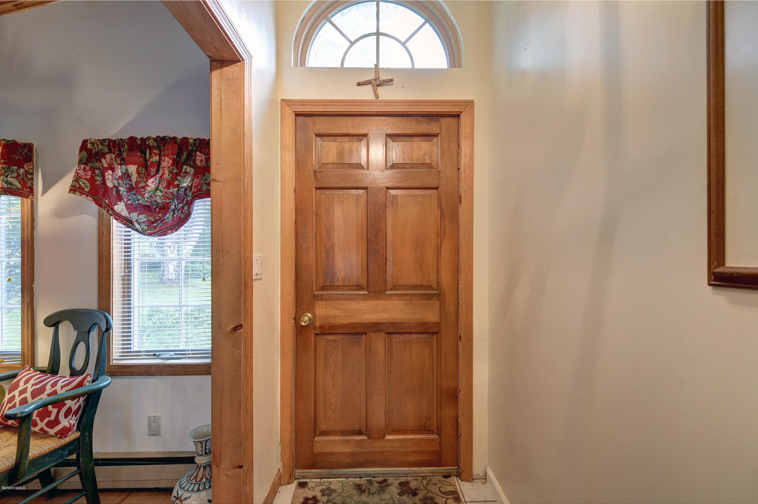 913 HOLMES 4-Front Entry