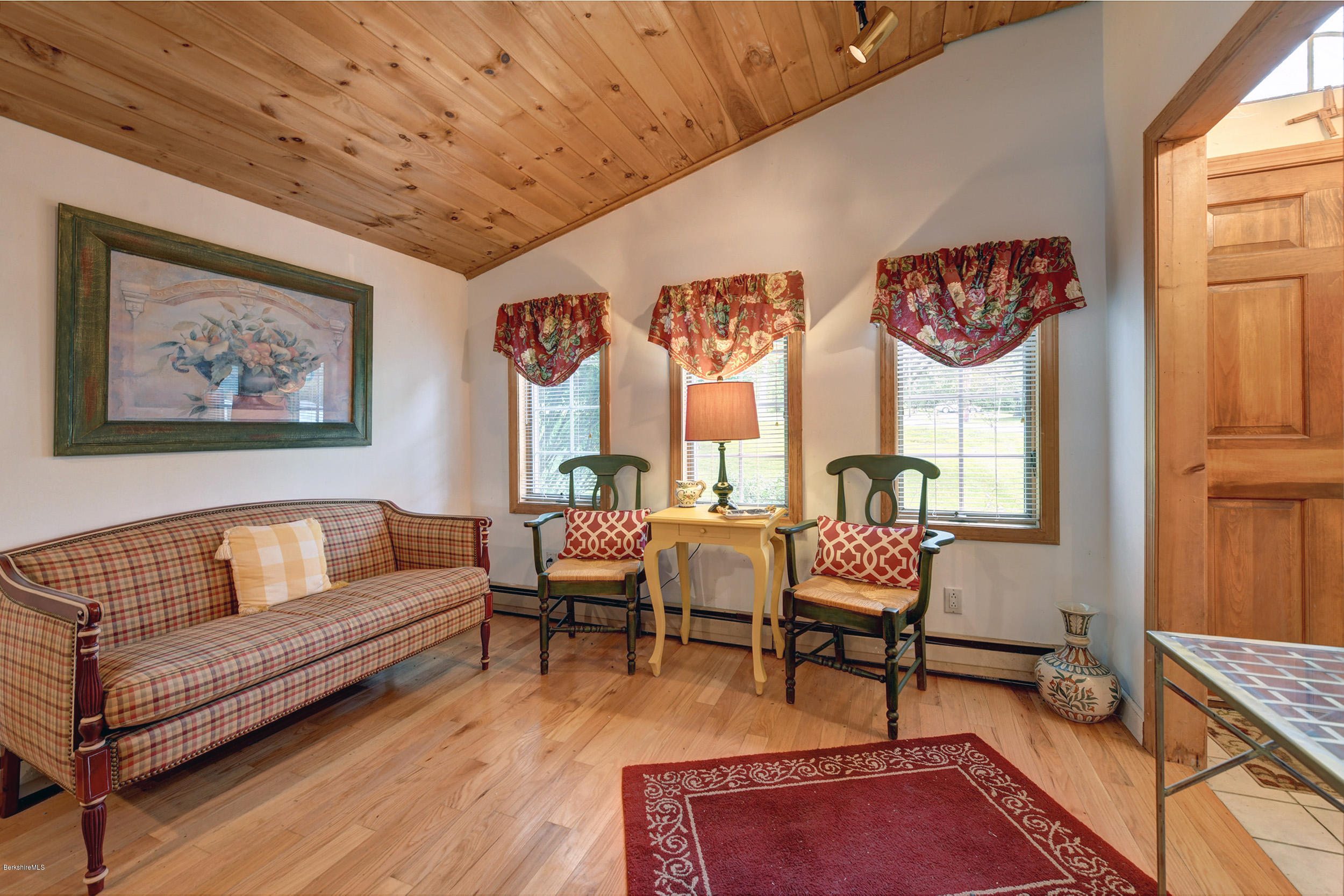 913 HOLMES 5-Living Room