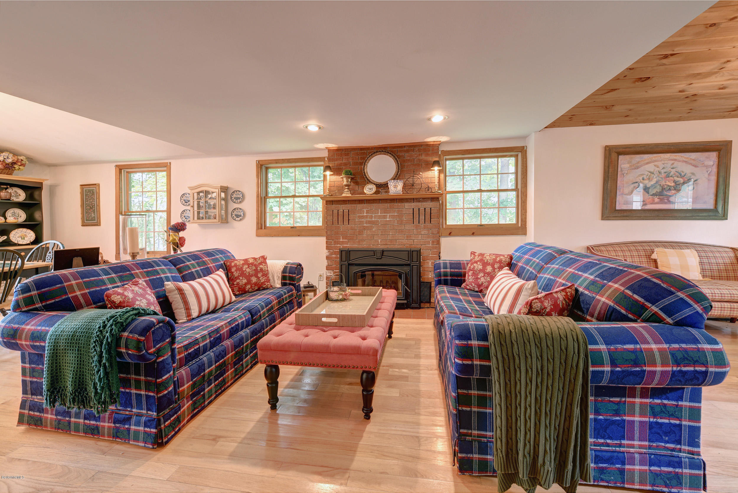 913 HOLMES 6-Living Room