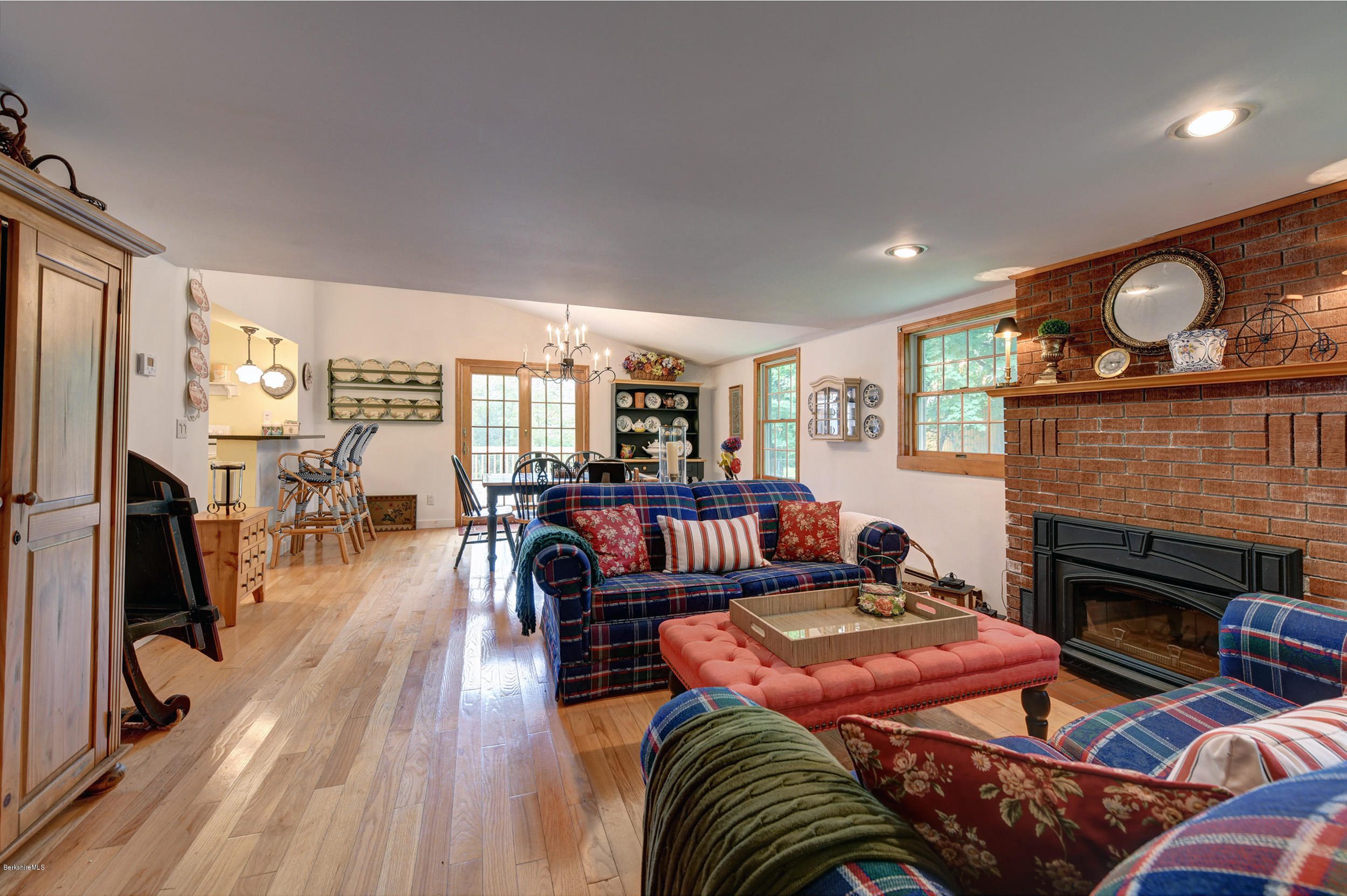 913 HOLMES 7-Living Room