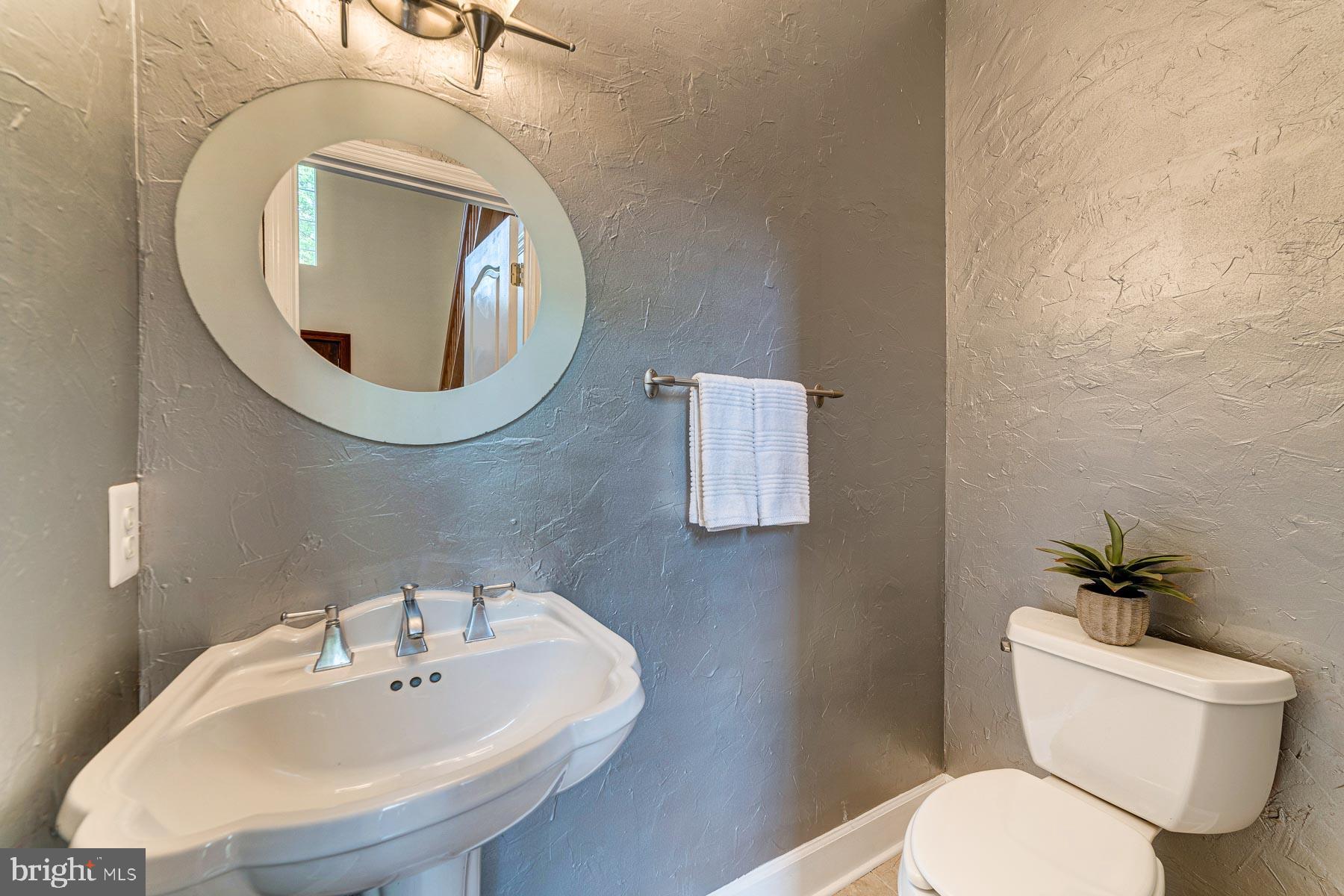 702 Ninovan Road Southeast Vienna, VA 22180 - Photo 11 of 115 Gallery Image 11