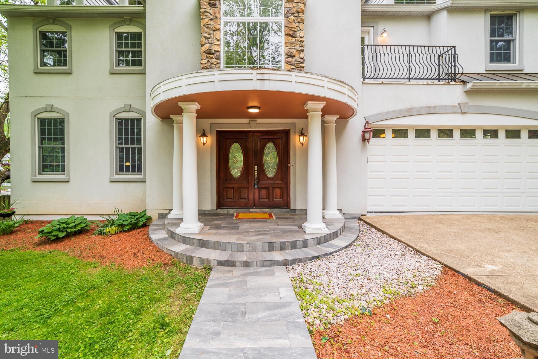 702 Ninovan Road Southeast Vienna, VA 22180 - Photo 3 of 115 Gallery Image 3