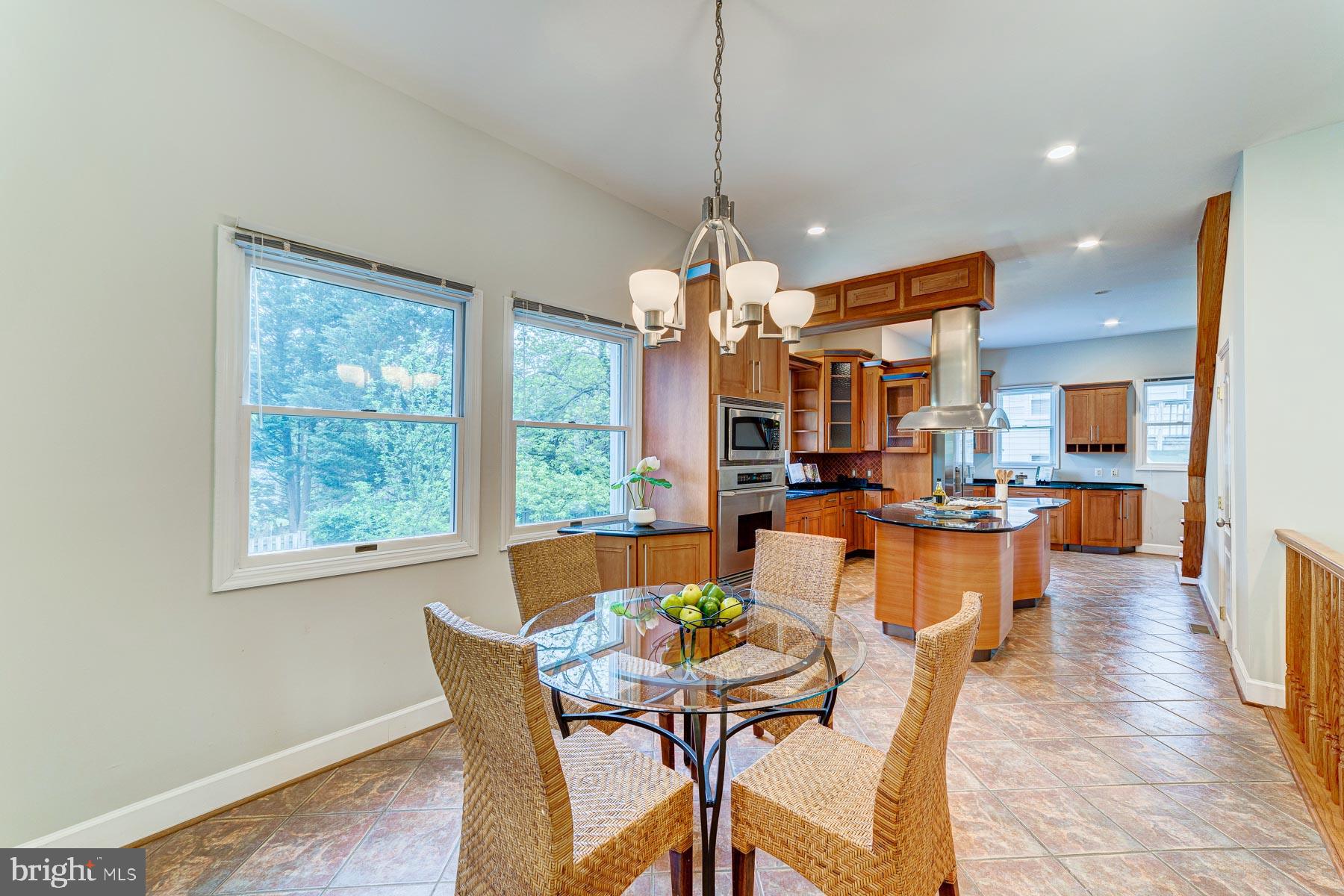 702 Ninovan Road Southeast Vienna, VA 22180 - Photo 30 of 115 Gallery Image 30