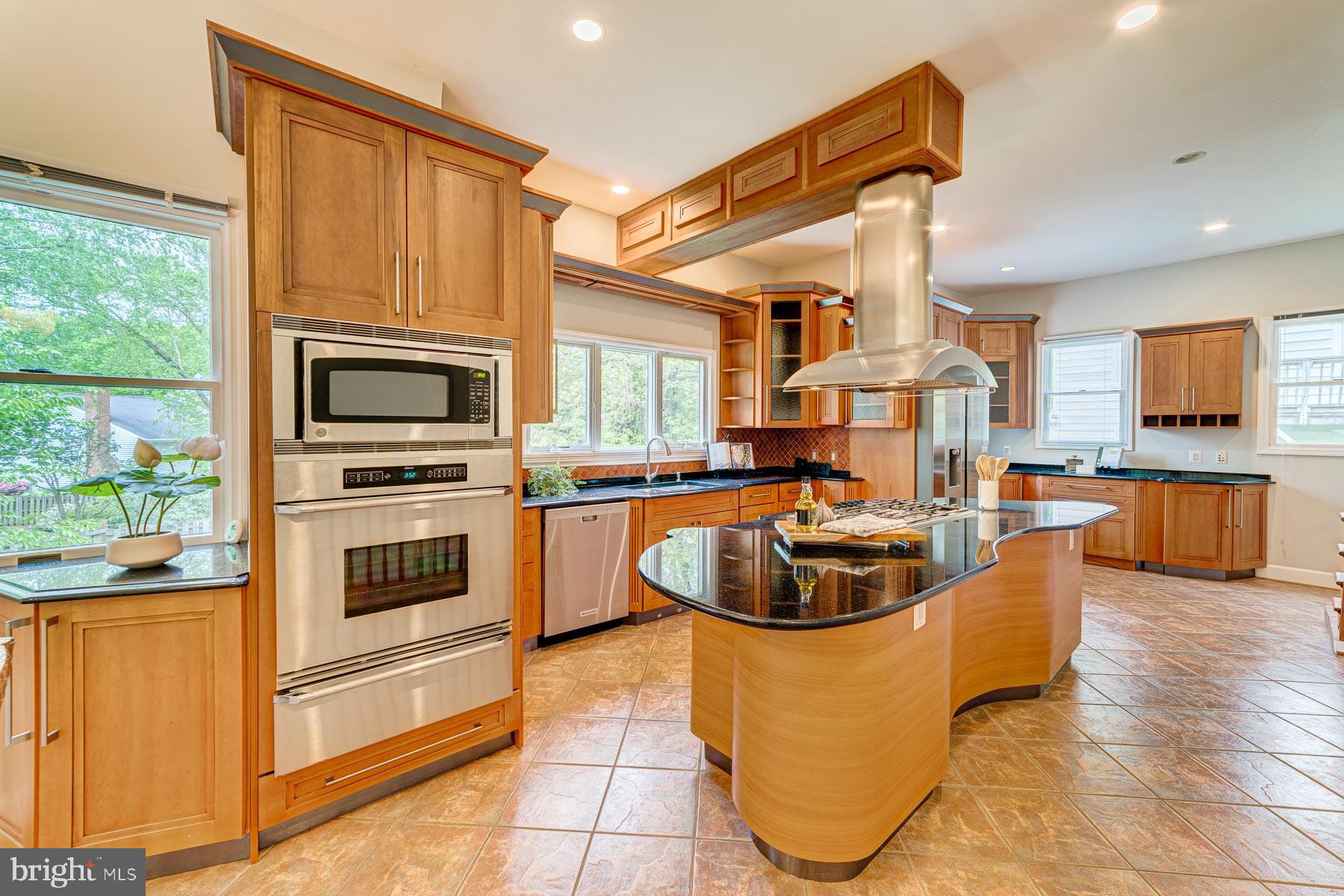 702 Ninovan Road Southeast Vienna, VA 22180 - Photo 45 of 115 Gallery Image 45