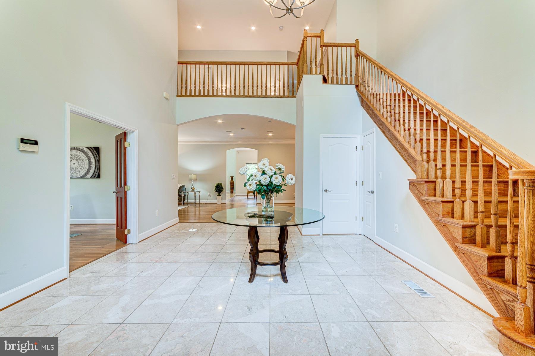 702 Ninovan Road Southeast Vienna, VA 22180 - Photo 6 of 115 Gallery Image 6