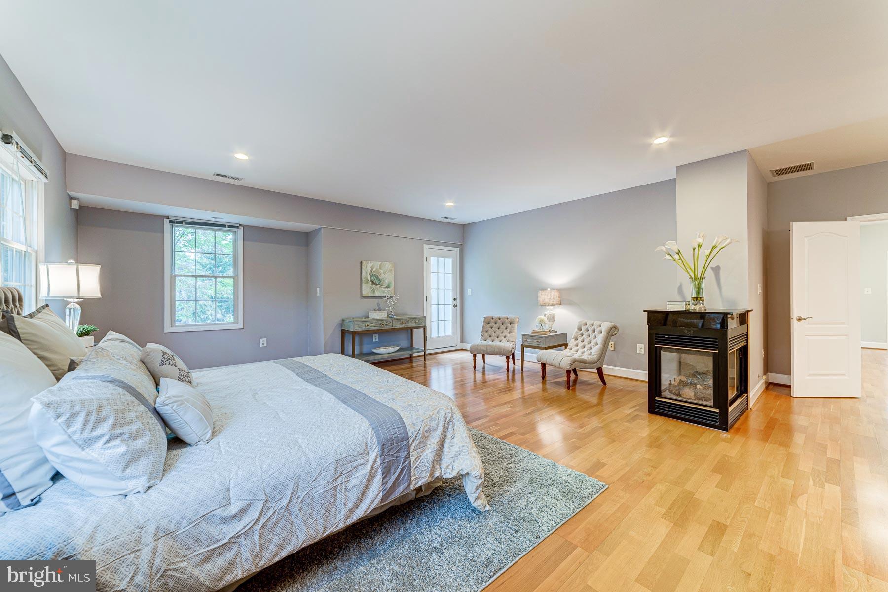 702 Ninovan Road Southeast Vienna, VA 22180 - Photo 63 of 115 Gallery Image 63