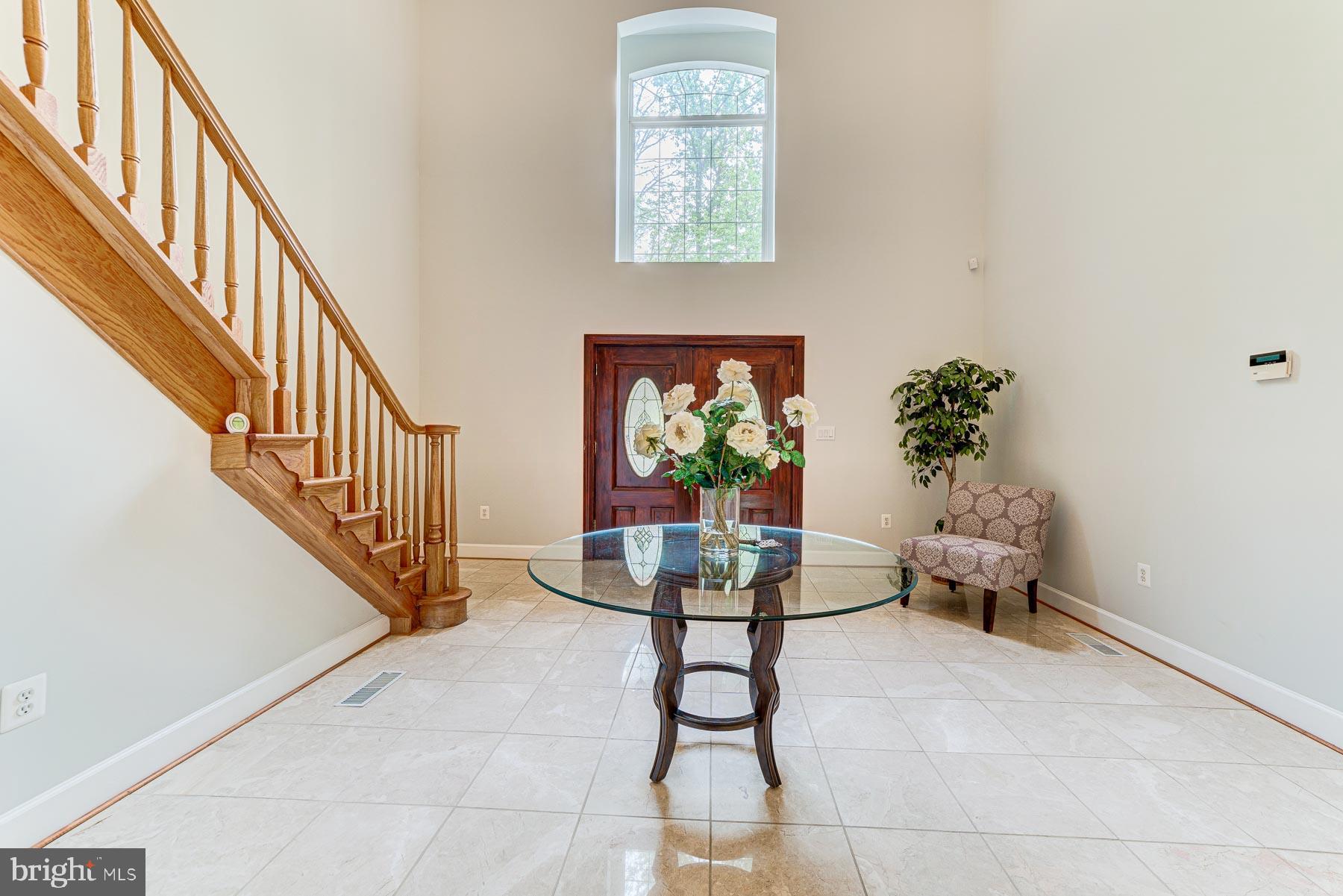 702 Ninovan Road Southeast Vienna, VA 22180 - Photo 8 of 115 Gallery Image 8