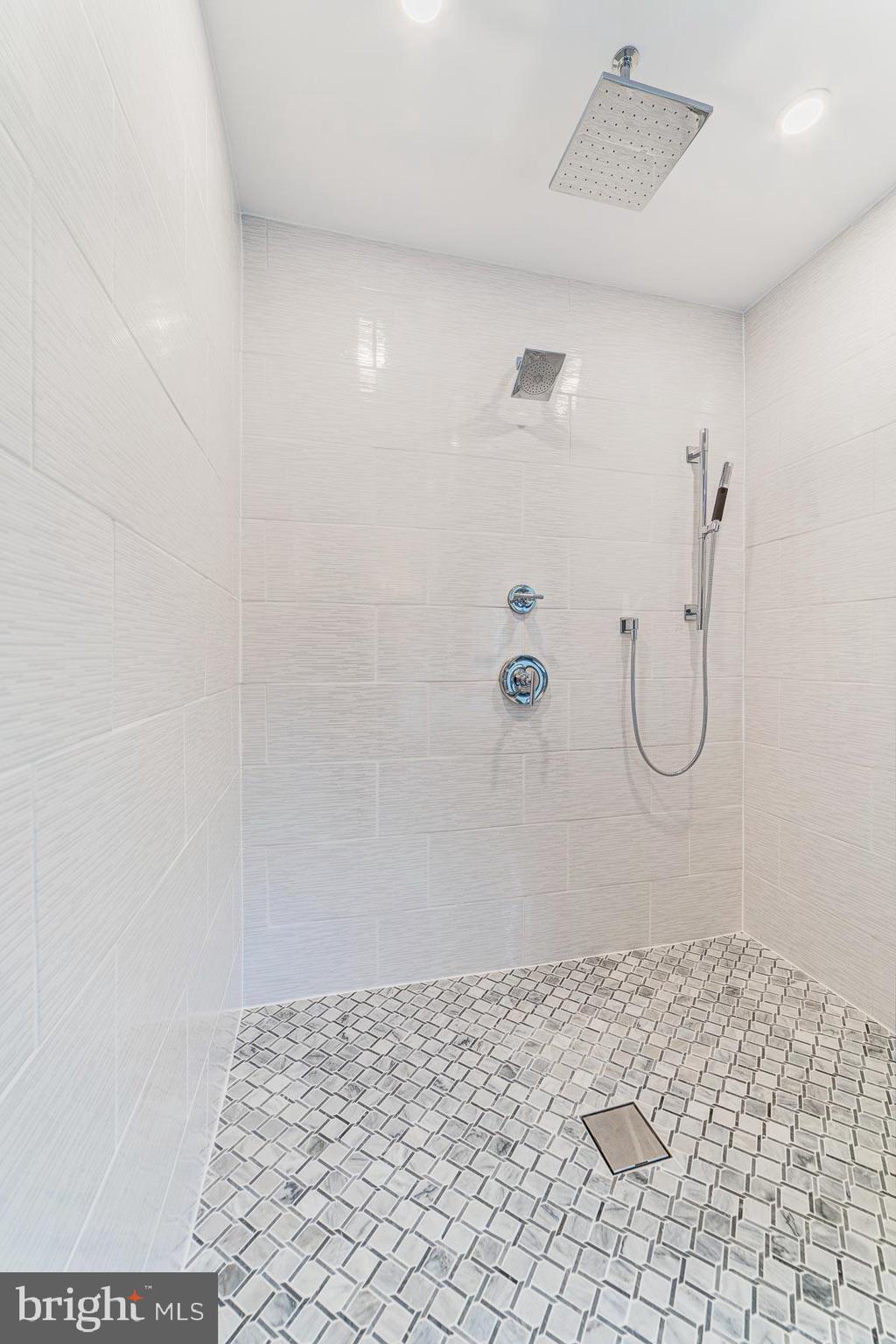 702 Ninovan Road Southeast Vienna, VA 22180 - Photo 76 of 115 Gallery Image 76