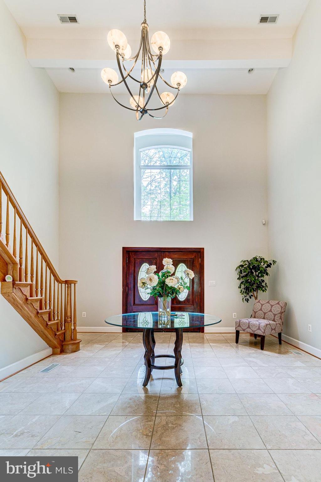 702 Ninovan Road Southeast Vienna, VA 22180 - Photo 9 of 115 Gallery Image 9