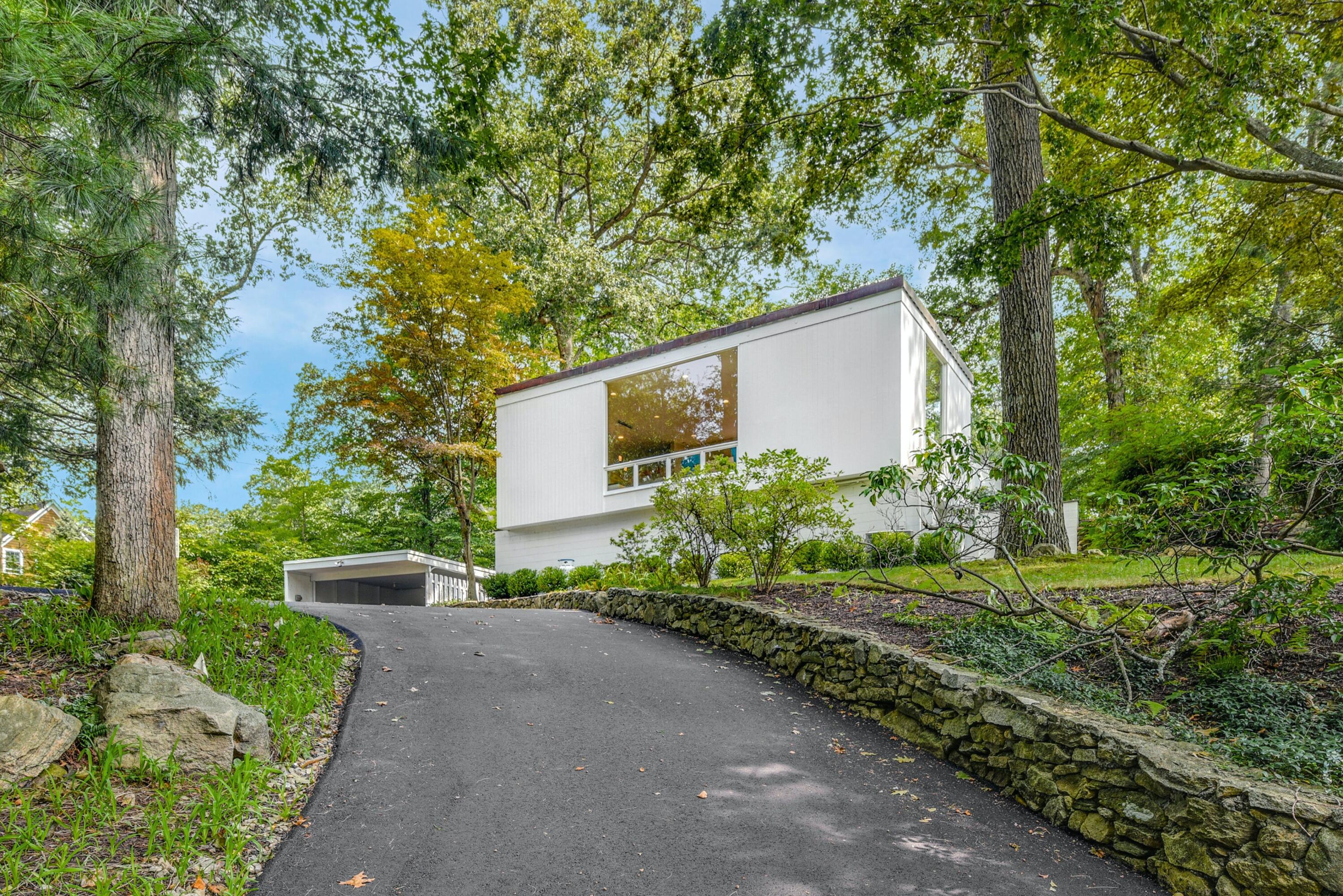 31 Chichester Road New Canaan, CT 06840 - Photo 3 of 30 002-395264-DSC_2930_HDR