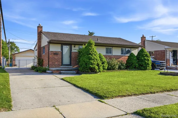 $230,000 | 17968 Summer Lane South, Fraser, MI 48026