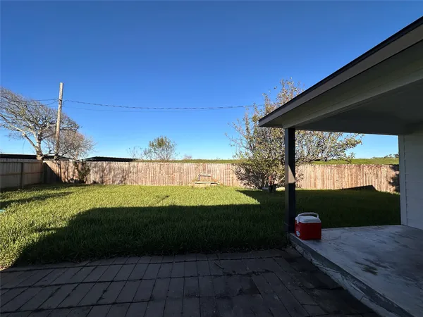 $2,300 | 26 Lyncrest Drive, Galveston, TX 77550