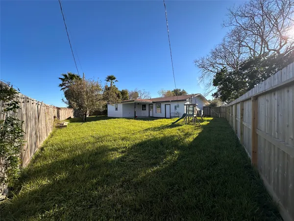 $2,300 | 26 Lyncrest Drive, Galveston, TX 77550