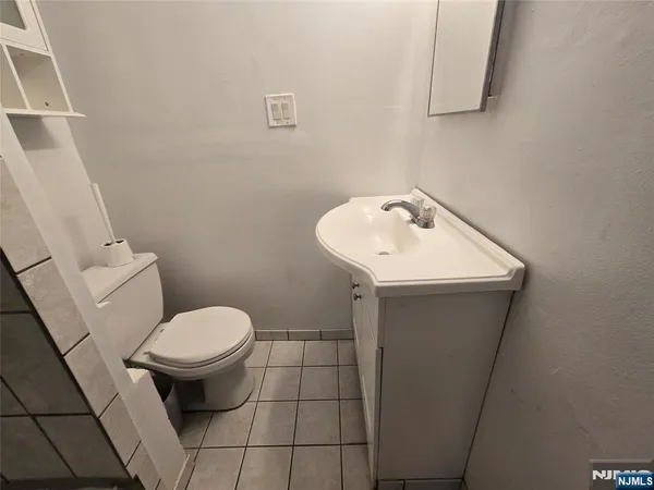 $2,200 | 162 Kearny Avenue, Unit 2, Kearny, NJ 07032