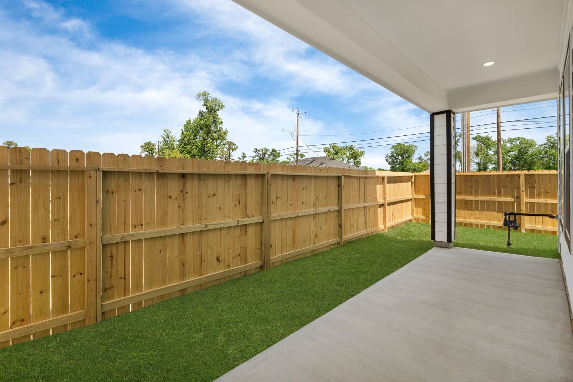 2210 Mansfield Street Houston, TX 77091 - Photo 4 of 36