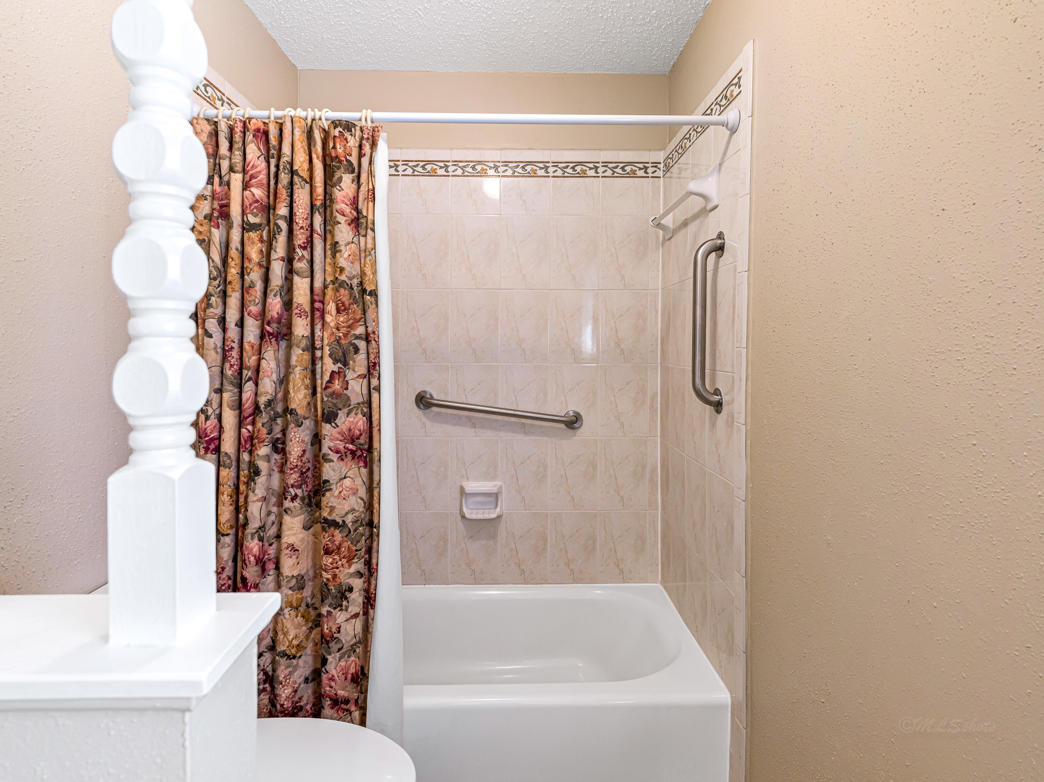6230 Sunnygate Drive Spring, TX 77373 - Photo 24 of 33 Hall bath features a tub/shower combo.