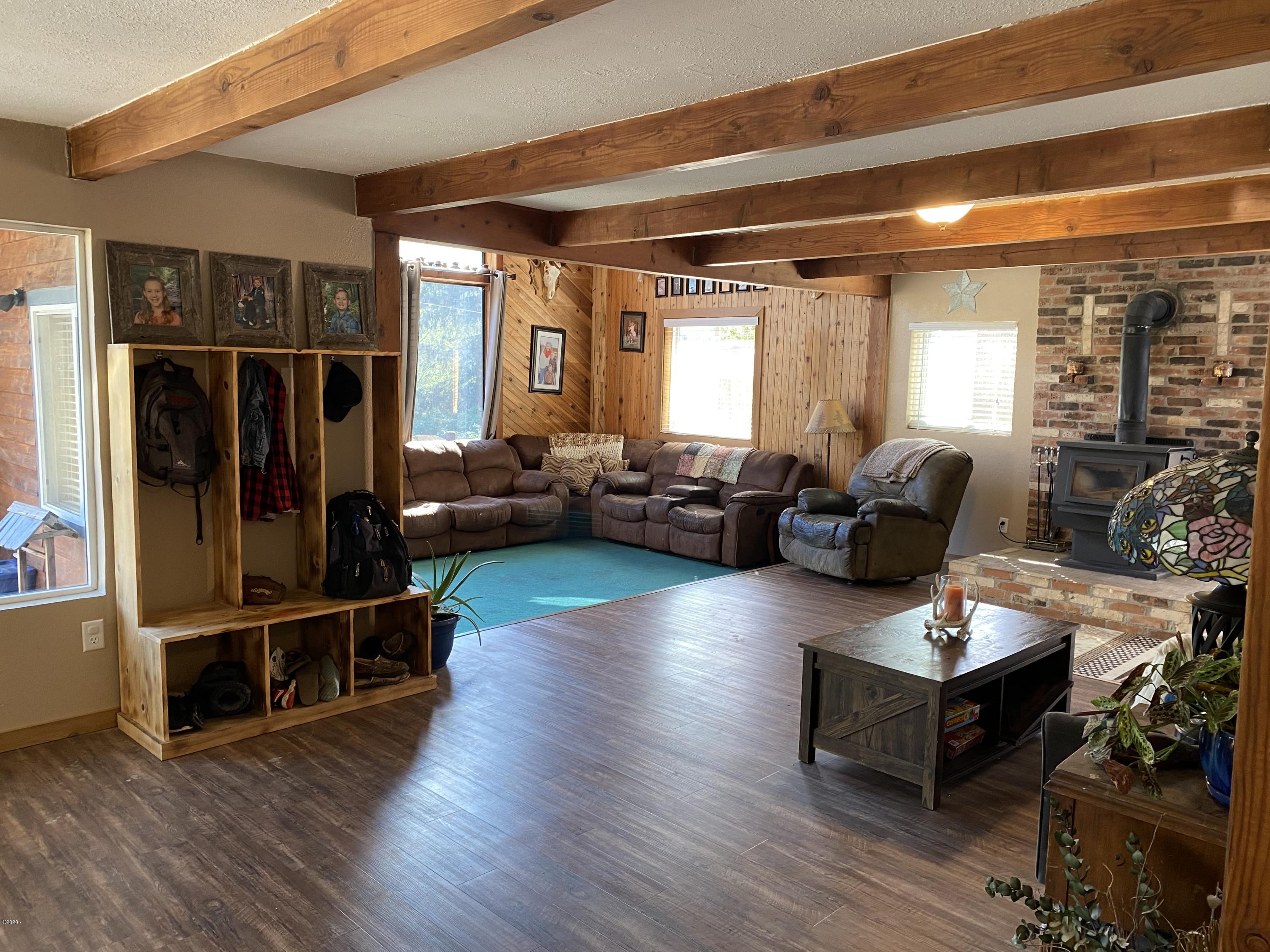 9490 Slab Creek Road Neskowin, OR 97149 - Photo 3 of 22 Living room