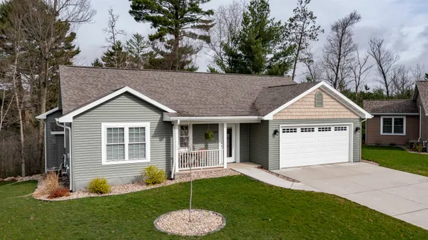 $569,900 | 564 Hart Court, Waupaca, WI 54981