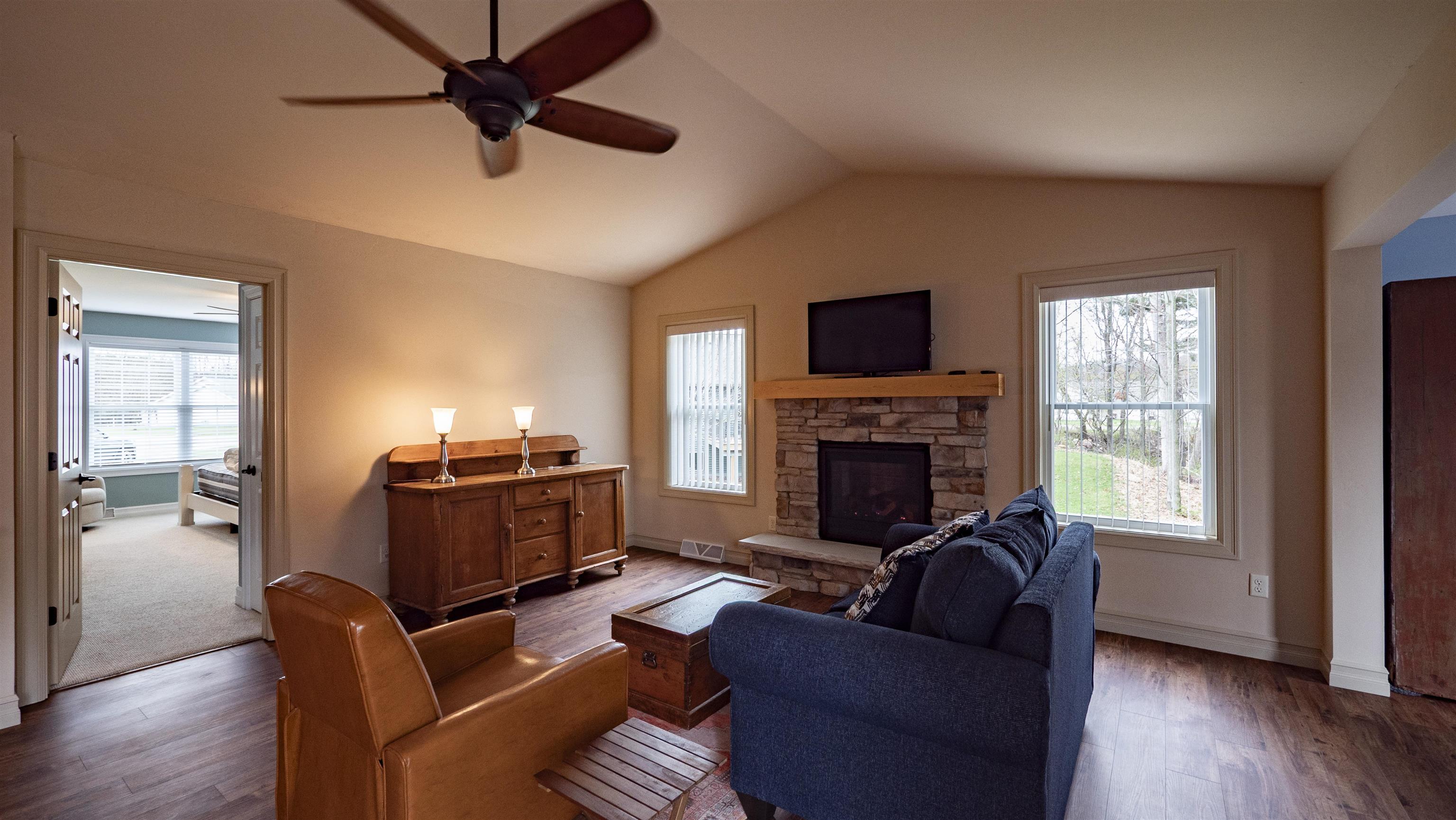 564 Hart Court Waupaca, WI 54981 - Photo 4 of 29