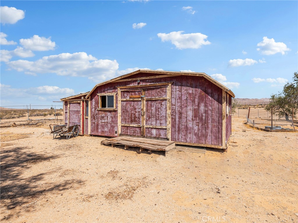 19876 Stoddard Wells Road Apple Valley, CA 92307 - Photo 28 of 40 a view of a house with a yard