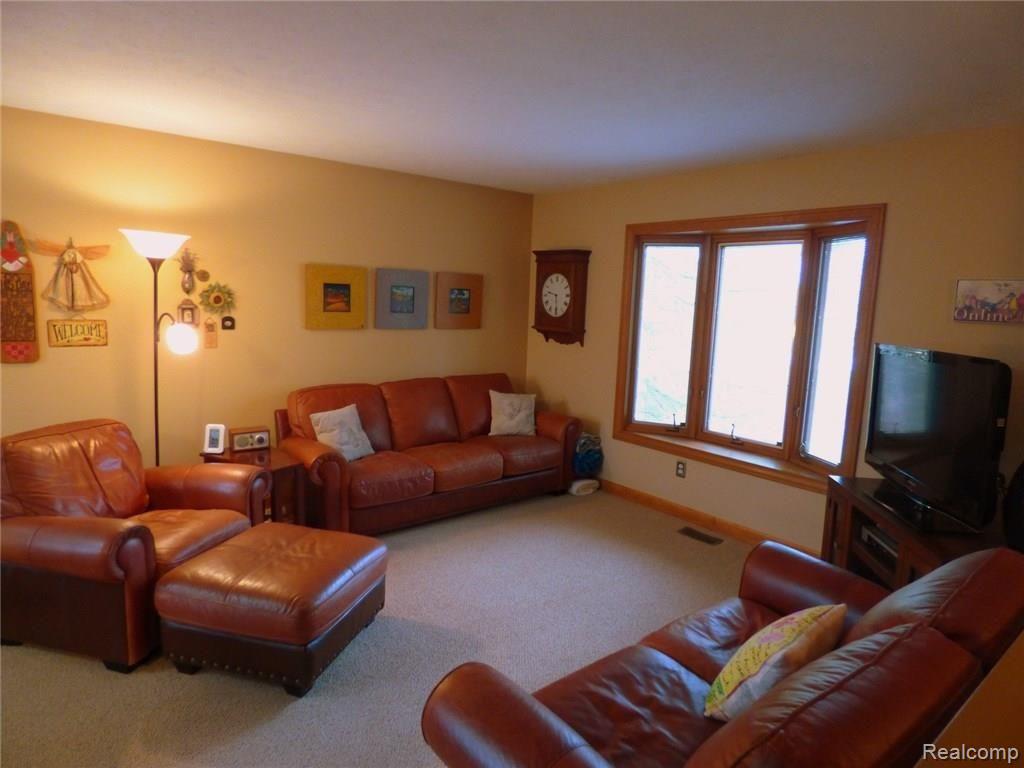 8826 Pettysville Road Pinckney, MI 48169 - Photo 9 of 31 9 GREAT ROOM OTHER DIRECTION.JPG