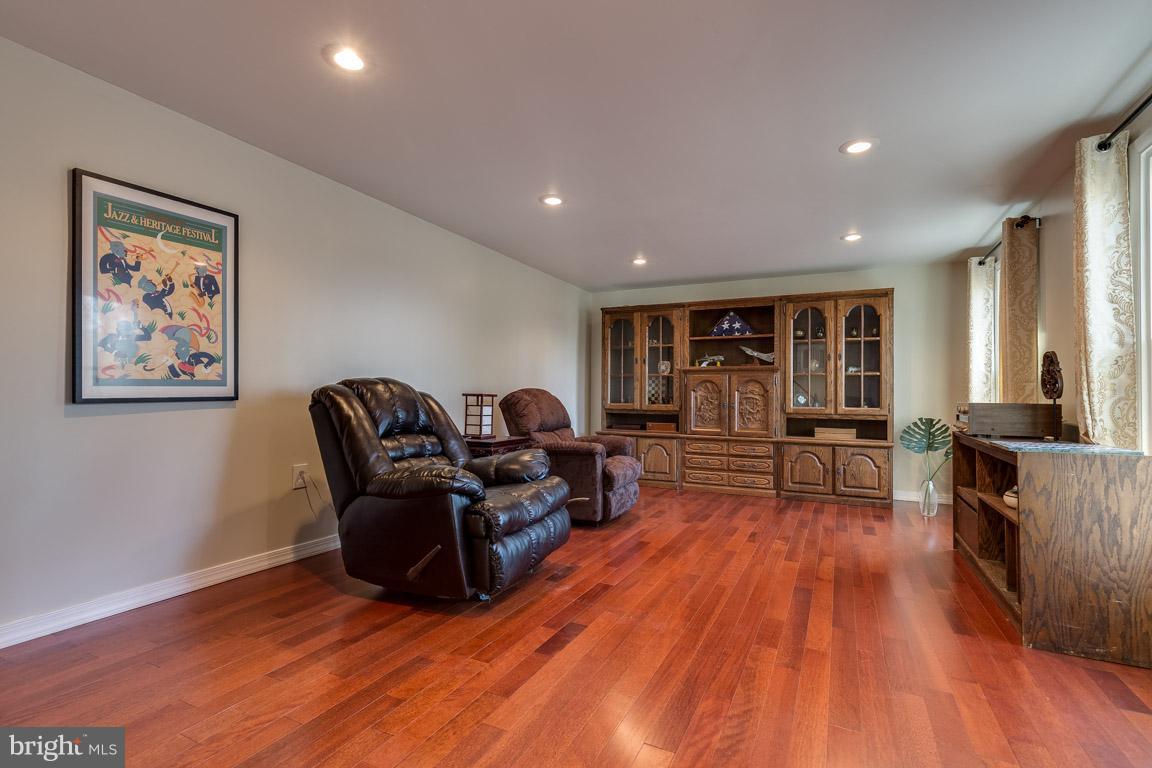 2285 Dosinia Court Reston, VA 20191 - Photo 14 of 29 Hardwood Floors