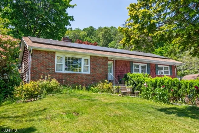 a view of front of a house with a yard