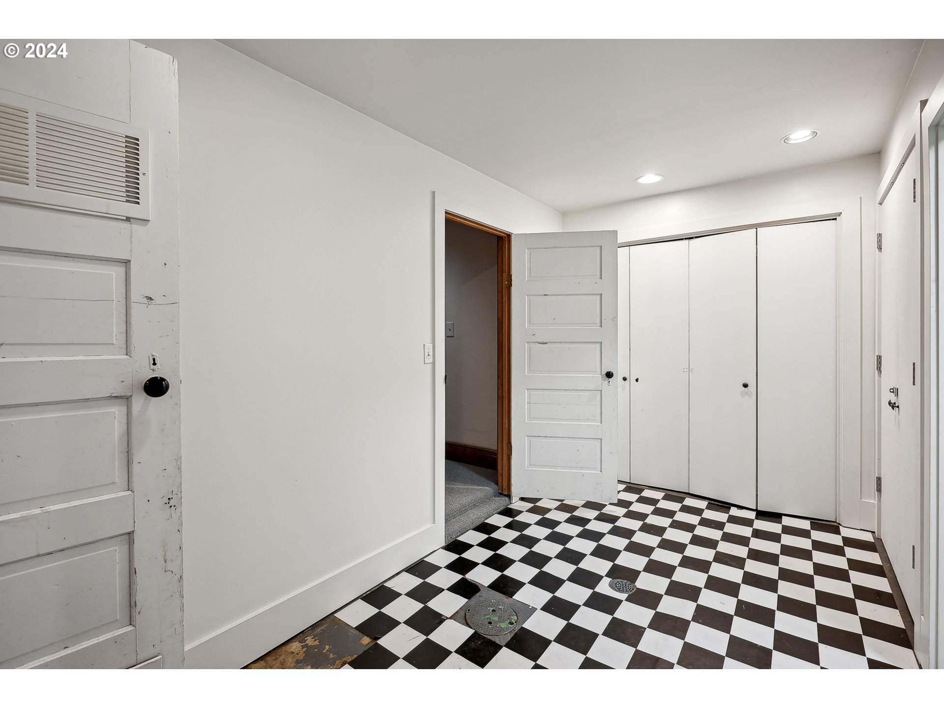 3903 North Michigan Avenue Portland, OR 97227 - Photo 15 of 47 a black and white wall with a black and white checkered floor