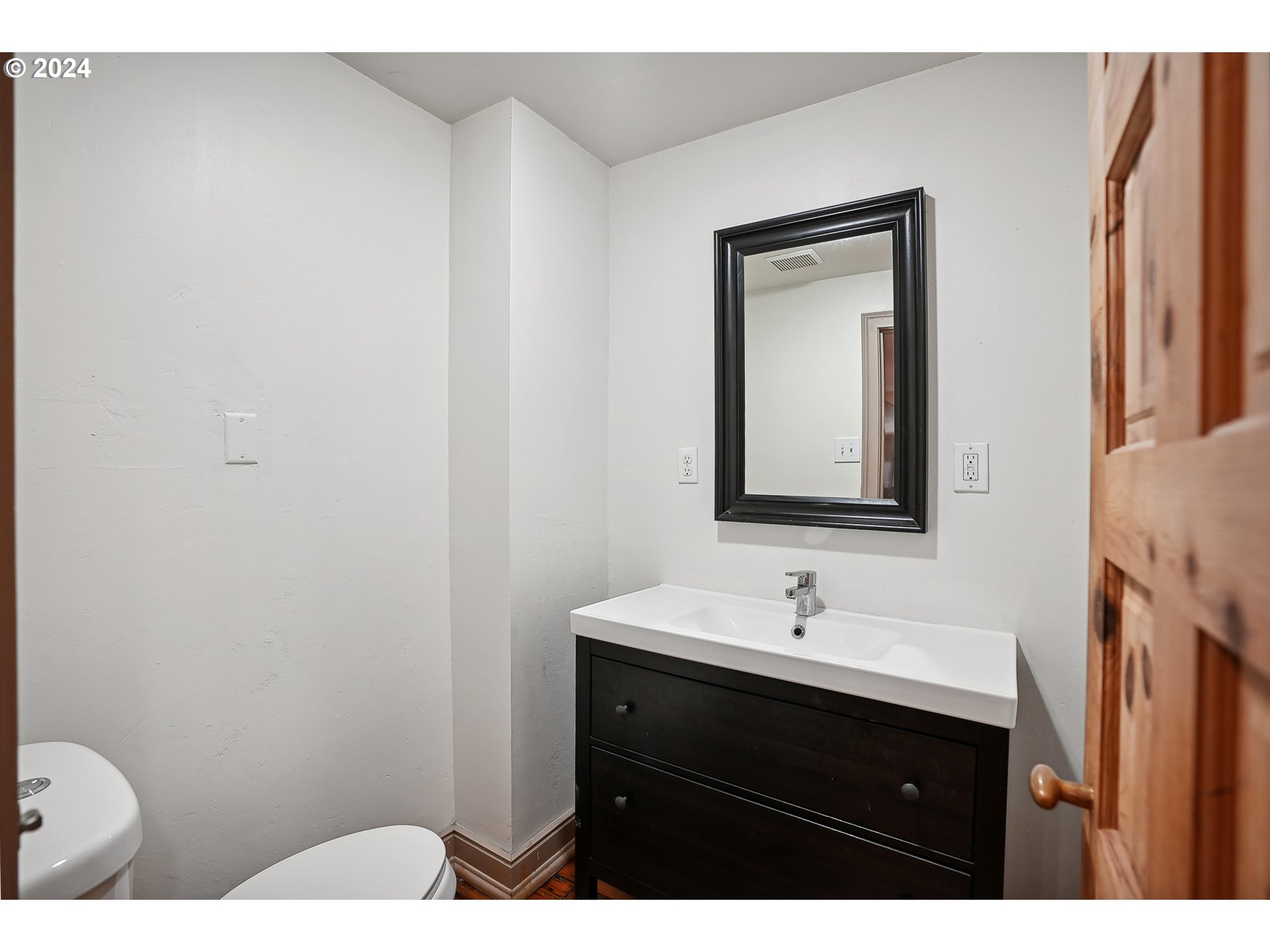 3903 North Michigan Avenue Portland, OR 97227 - Photo 19 of 47 a bathroom with a sink and a mirror