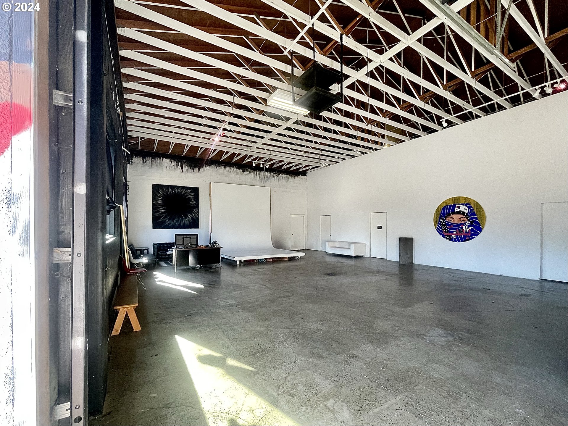 3903 North Michigan Avenue Portland, OR 97227 - Photo 34 of 47 a view of a livingroom with furniture and a projector