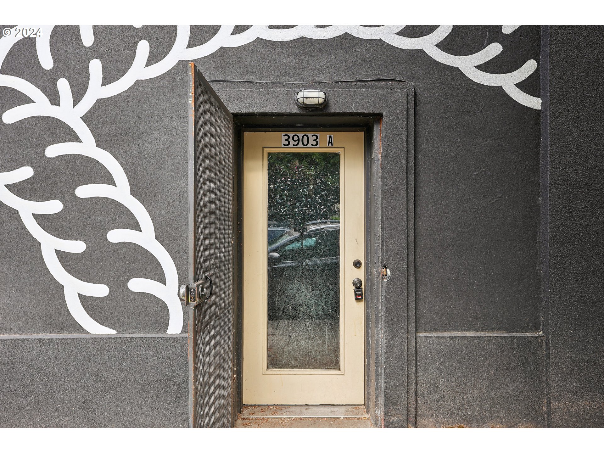 3903 North Michigan Avenue Portland, OR 97227 - Photo 4 of 47 a view of entryway