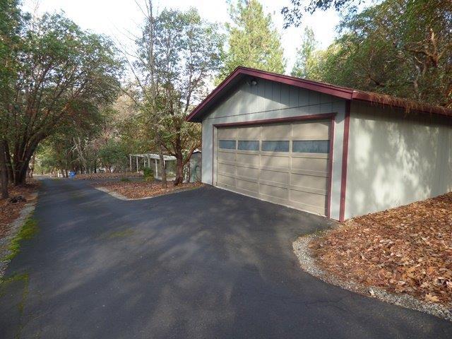 968 Wards Creek Road Rogue River, OR 97537 - Photo 22 of 33 Double car garage being used as workshop