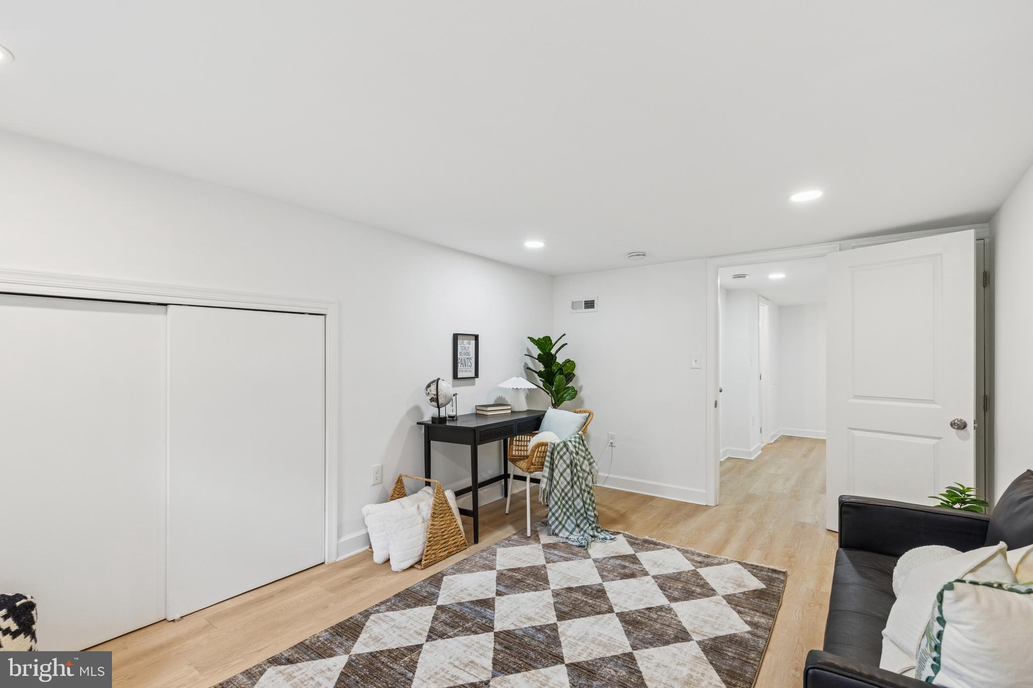 630 South Potomac Street Baltimore, MD 21224 - Photo 33 of 52 a workspace with furniture and window