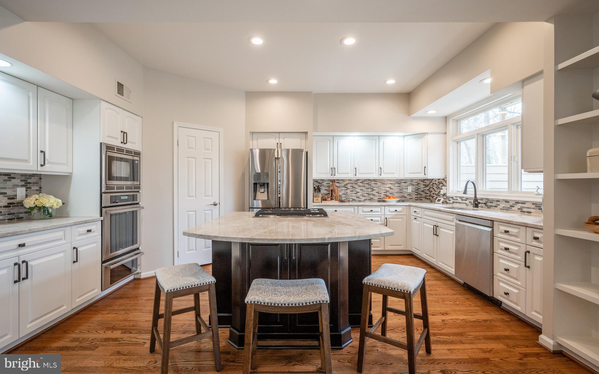 11513 Hemingway Drive Reston, VA 20194 - Photo 11 of 54 Beautiful floors, 5-burner gas cooktop.