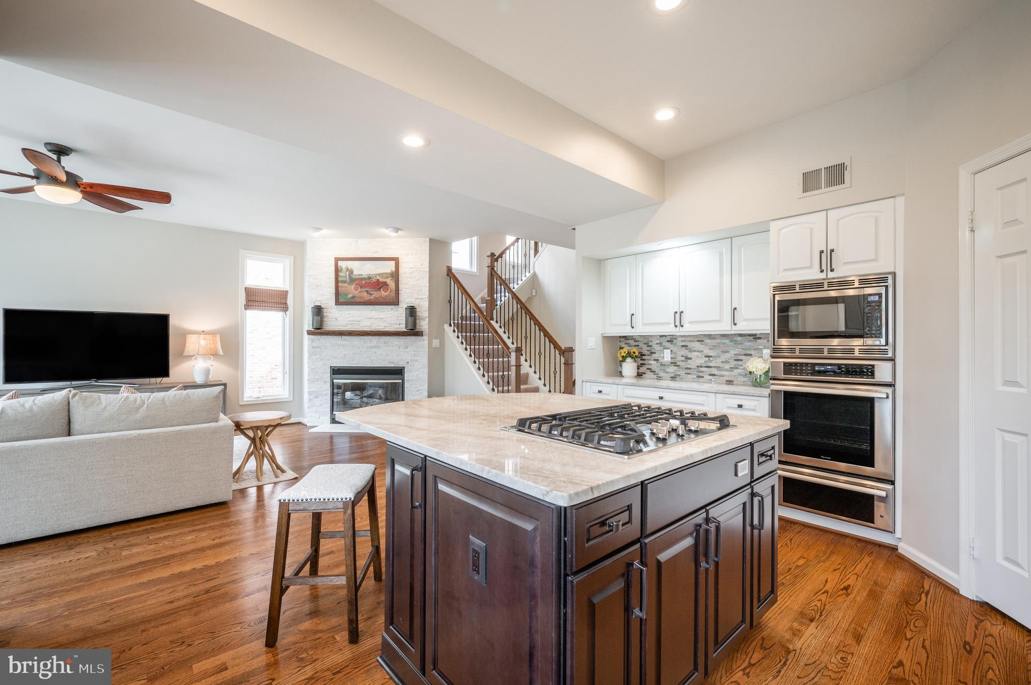11513 Hemingway Drive Reston, VA 20194 - Photo 13 of 54 Warming drawer and Dacor oven