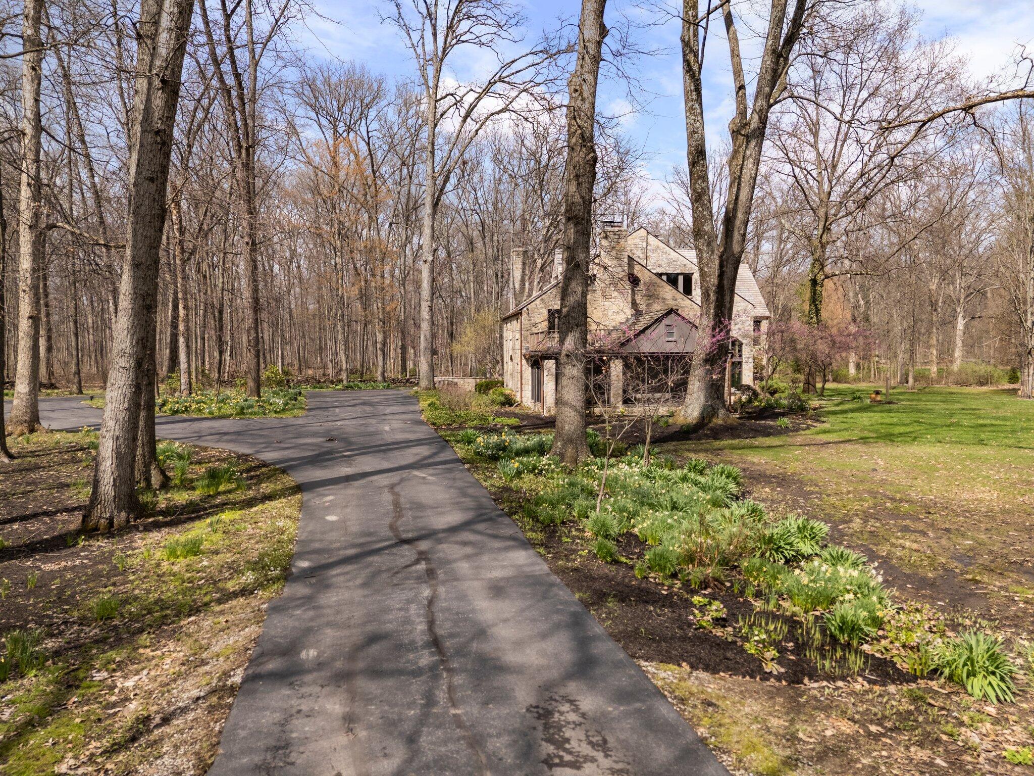 5420 Clark State Road Columbus, OH 43230 - Photo 89 of 104 Driveway