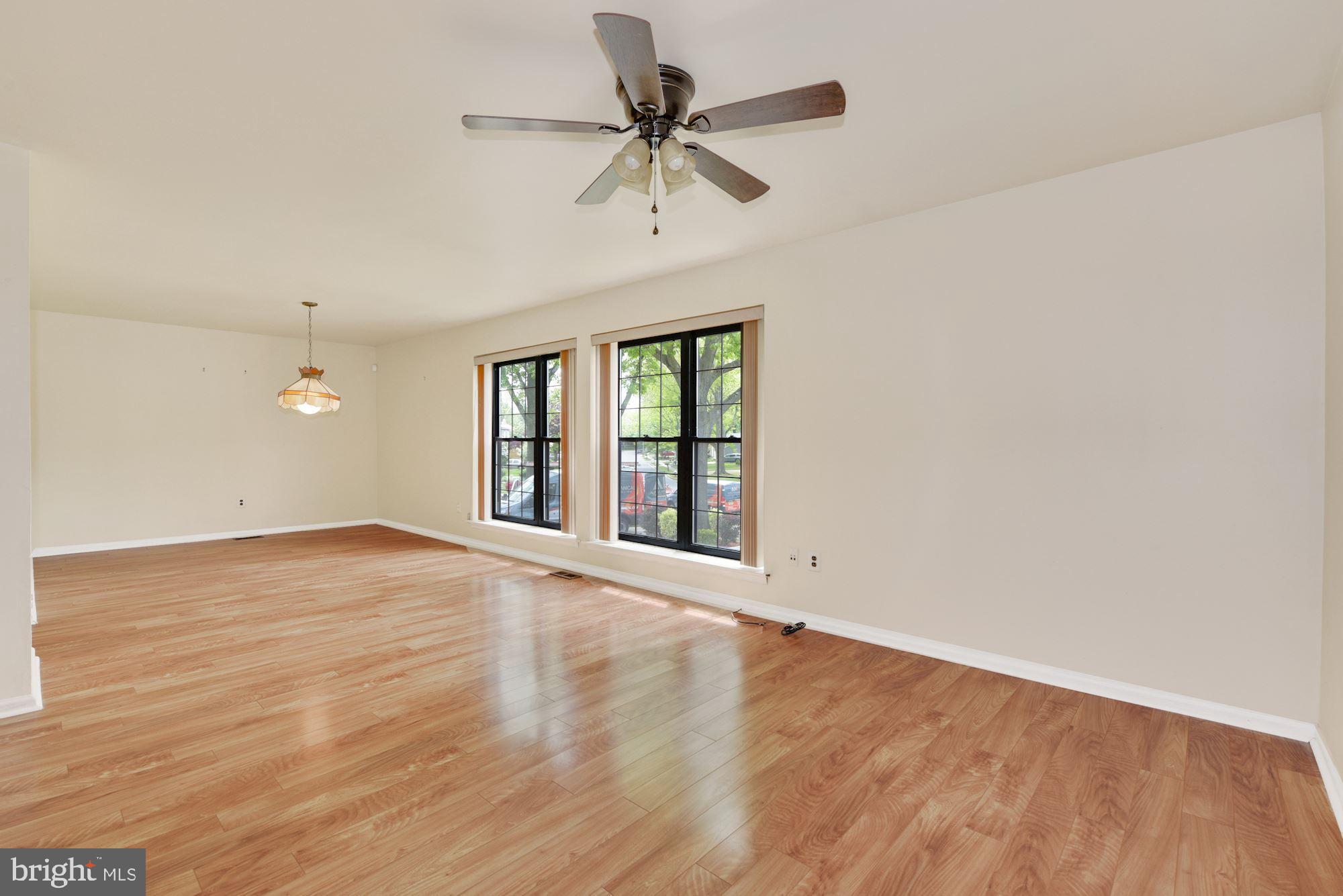13 Hunters Drive Mount Laurel, NJ 08054 - Photo 5 of 32 Light and Bright Living Room