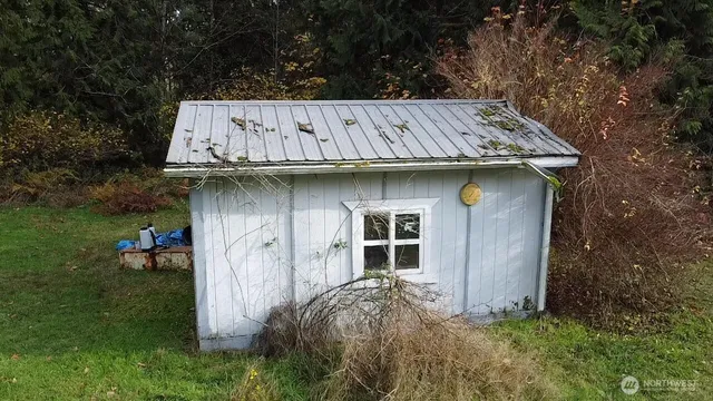 a view of a backyard