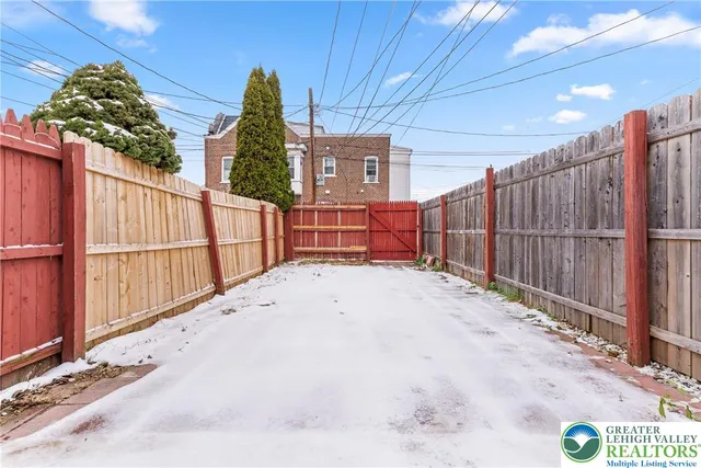 a view of a backyard