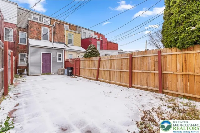 a view of a backyard