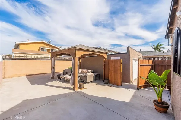 a view of a house with backyard and glass door