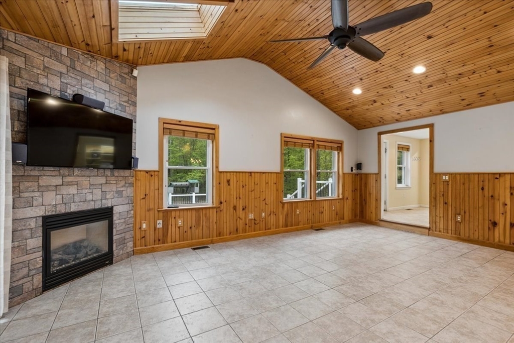 9 Robinhood Road Tyngsborough, MA 01879 - Photo 11 of 41