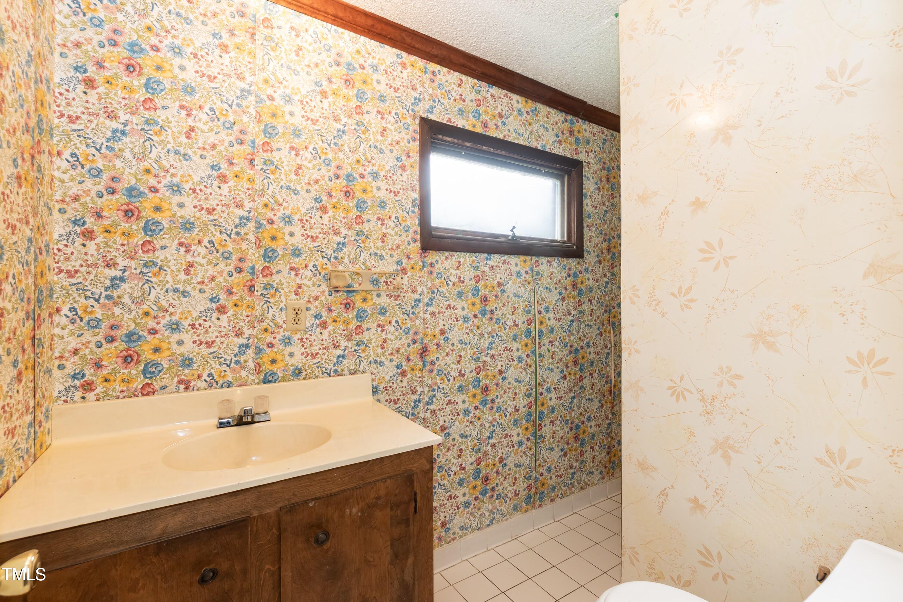 7828 Smith Road Apex, NC 27539 - Photo 13 of 21 Full bathroom off the laundry room.