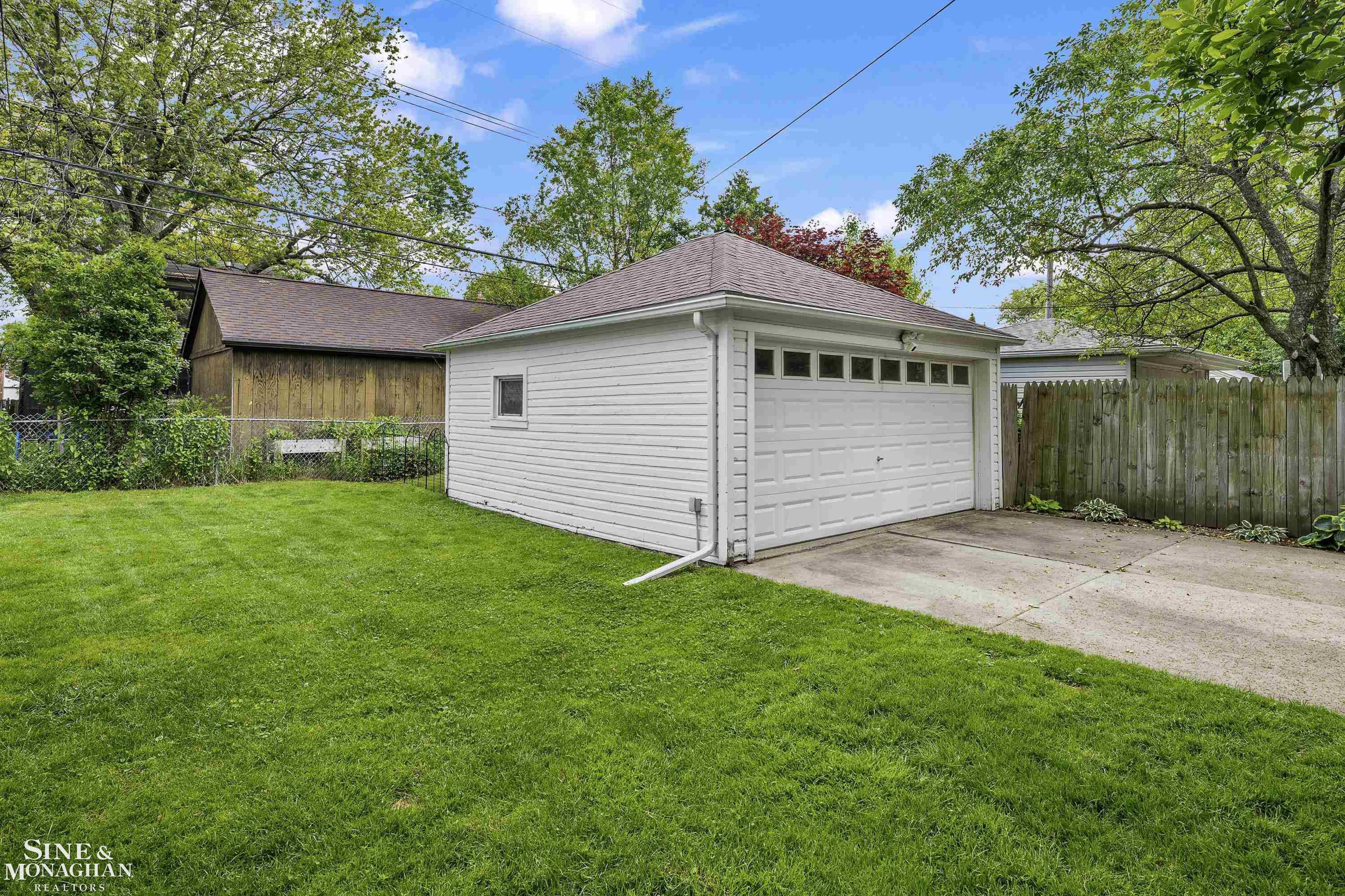 1984 Lancaster Street Grosse Pointe Woods, MI 48236 - Photo 26 of 33
