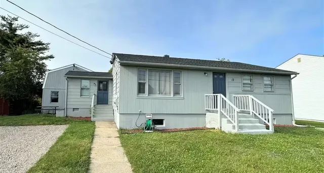 $2,850 | 13 Ocean View Drive, Narragansett, RI 02882